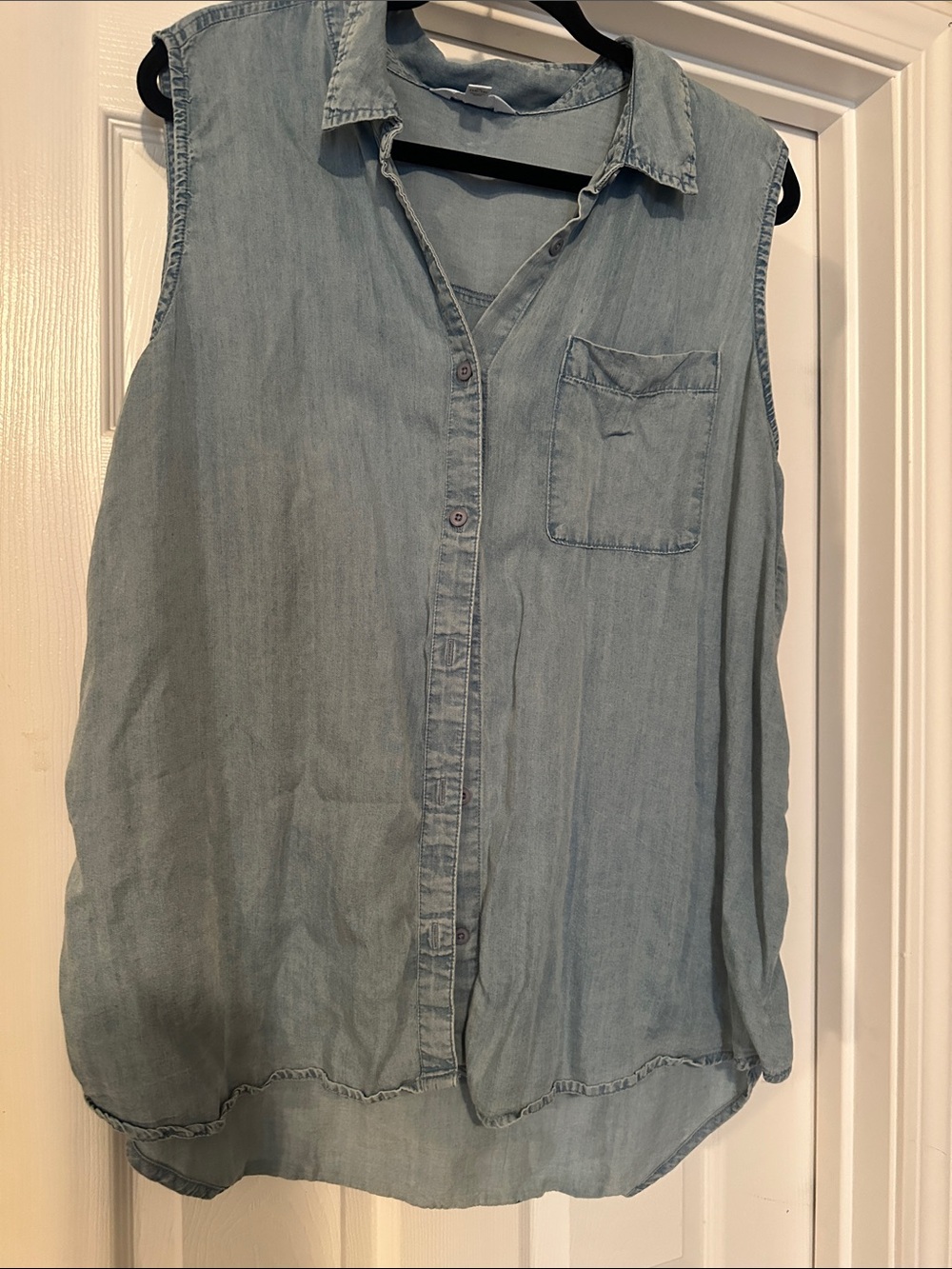 Time & Tru Light Wash Denim Sleeveless Button-Up Top